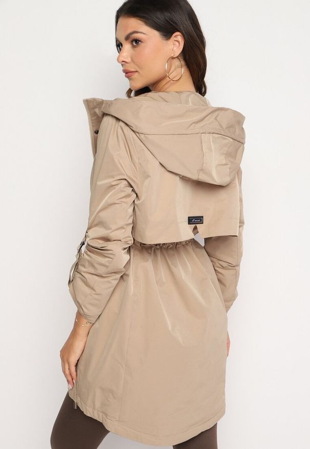 Born2be - Beżowa Kurtka Parka z Kapturem Ściągana Troczkami z Regulowanymi Rękawami Terilles. Okazja: na co dzień. Typ kołnierza: kaptur. Kolor: beżowy. Materiał: jeans. Styl: elegancki, casual