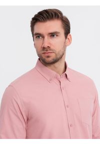 Ombre Clothing - Męska koszula bawełniana REGULAR FIT z kieszenią - różowa V3. Typ kołnierza: kołnierzyk klasyczny. Kolor: różowy. Materiał: bawełna. Długość rękawa: długi rękaw. Długość: długie. Styl: klasyczny #9
