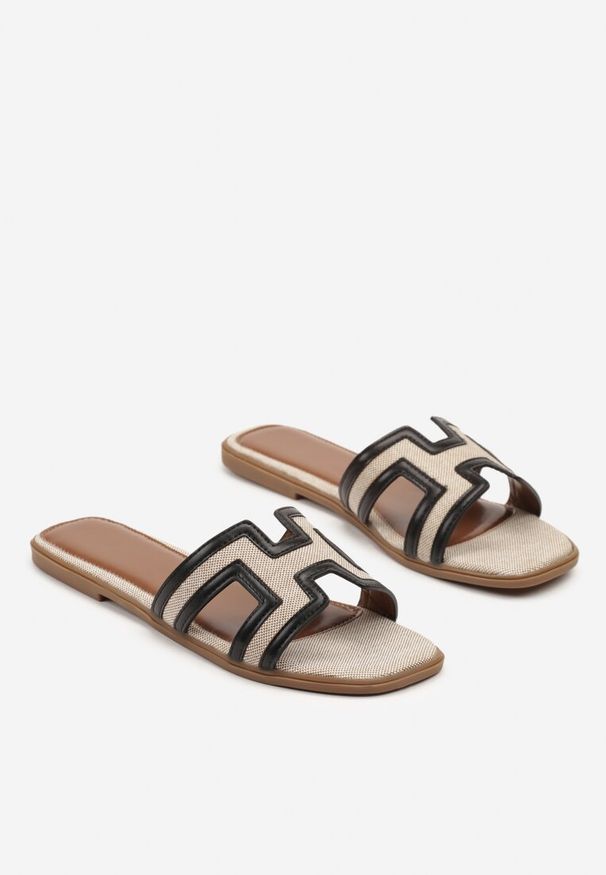 Renee - Czarne Klapki Ozdobione Geometrycznymi Wycięciami Fevirelle. Okazja: na co dzień. Kolor: czarny. Materiał: jeans. Wzór: aplikacja, geometria. Sezon: wiosna. Styl: casual, street