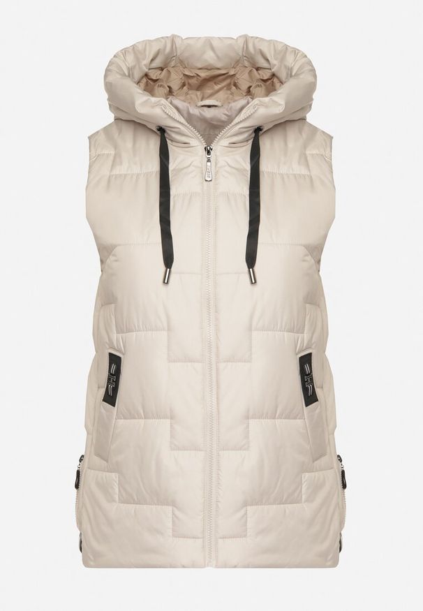 Born2be - Jasnobeżowa Pikowana Kamizelka z Kapturem i Sznurkami Imvila. Okazja: na co dzień. Typ kołnierza: kaptur. Kolor: beżowy. Materiał: jeans. Wzór: aplikacja. Styl: klasyczny, casual, elegancki