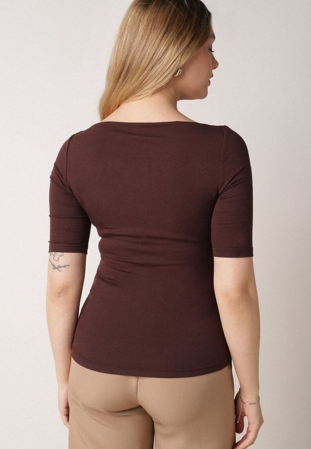 Born2be - Brązowy Wiskozowy T-shirt o Dopasowanym Kroju z Dekoltem w Łódkę Idahphaeia. Okazja: na co dzień, na spotkanie biznesowe, do pracy. Kolor: brązowy. Materiał: wiskoza. Wzór: aplikacja. Styl: casual, biznesowy, klasyczny