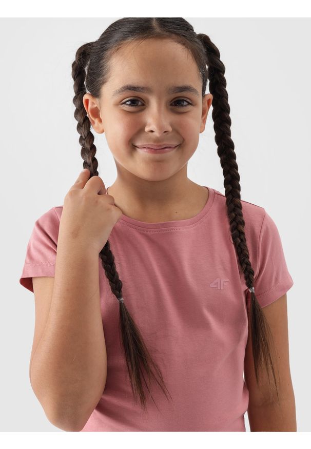4f - 4F T-shirt gładki dziewczęcy - jasny róż 128 (7-8 lat). Okazja: na co dzień. Kolor: różowy. Materiał: jersey, dzianina, bawełna. Długość rękawa: krótki rękaw. Długość: krótkie. Wzór: gładki. Sezon: lato. Styl: casual, sportowy