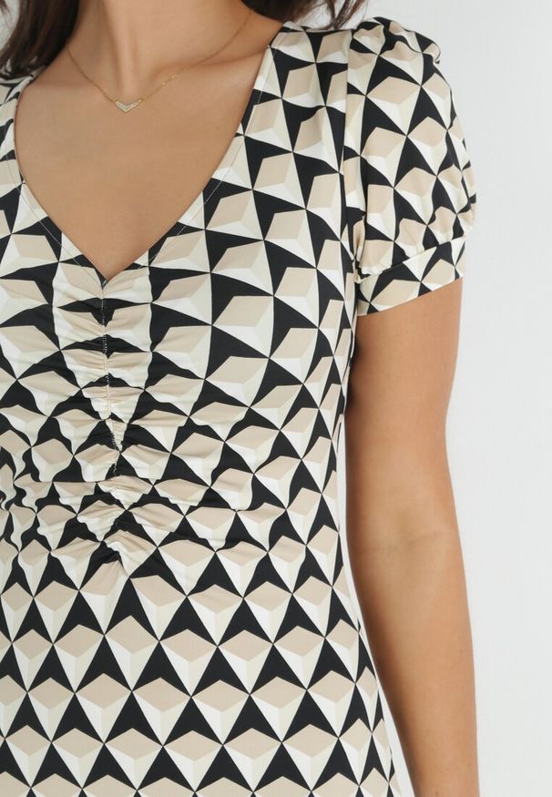 Born2be - Beżowa Sukienka Taliowana z Marszczeniem w Geometryczny Wzór Garnette. Kolor: beżowy. Wzór: geometria. Styl: elegancki