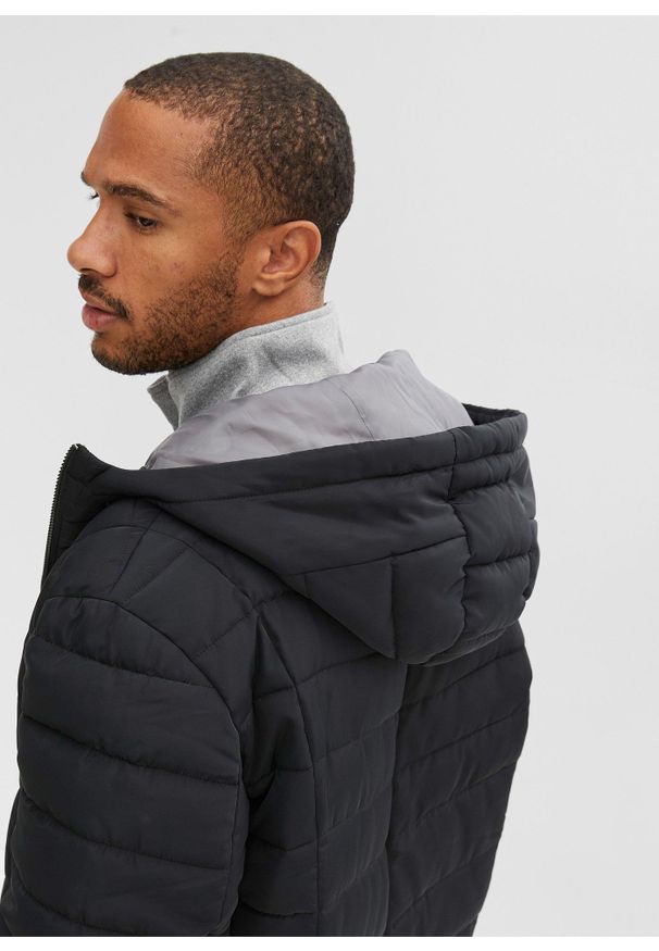 bonprix - Długi płaszcz pikowany z kapturem. Typ kołnierza: kaptur. Kolor: czarny. Długość: długie