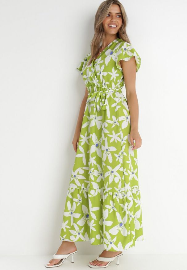 Born2be - Jasnozielona Sukienka Marrie. Kolor: zielony. Materiał: materiał. Długość rękawa: krótki rękaw. Wzór: kwiaty. Sezon: lato. Typ sukienki: kopertowe. Długość: maxi