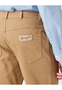 Wrangler - WRANGLER TEXAS MĘSKIE SPODNIE MATERIAŁOWE CAMEL W12193175. Materiał: materiał #4