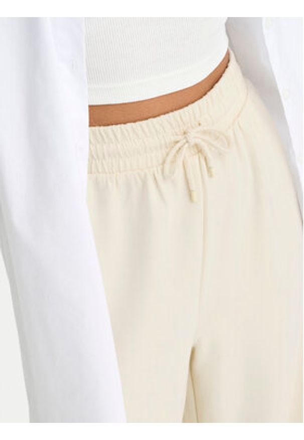 only - ONLY Spodnie dresowe Scarlett 15346400 Écru Regular Fit. Kolor: kremowy. Materiał: syntetyk, wiskoza