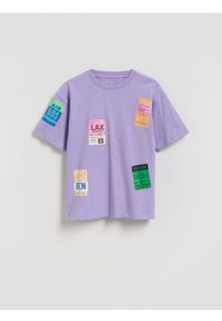 Reserved - Bawełniany t-shirt z nadrukiem - fioletowy. Kolor: fioletowy. Materiał: bawełna. Wzór: nadruk #1