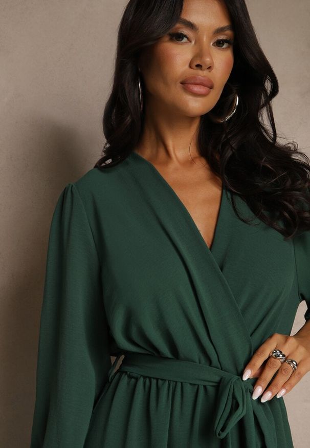 Renee - Zielona Asymetryczna Koktajlowa Sukienka z Wiskozą Kopertowym Dekoltem i Paskiem Laniea. Okazja: na imprezę. Typ kołnierza: dekolt kopertowy. Kolor: zielony. Materiał: wiskoza. Typ sukienki: kopertowe, asymetryczne. Styl: wizytowy