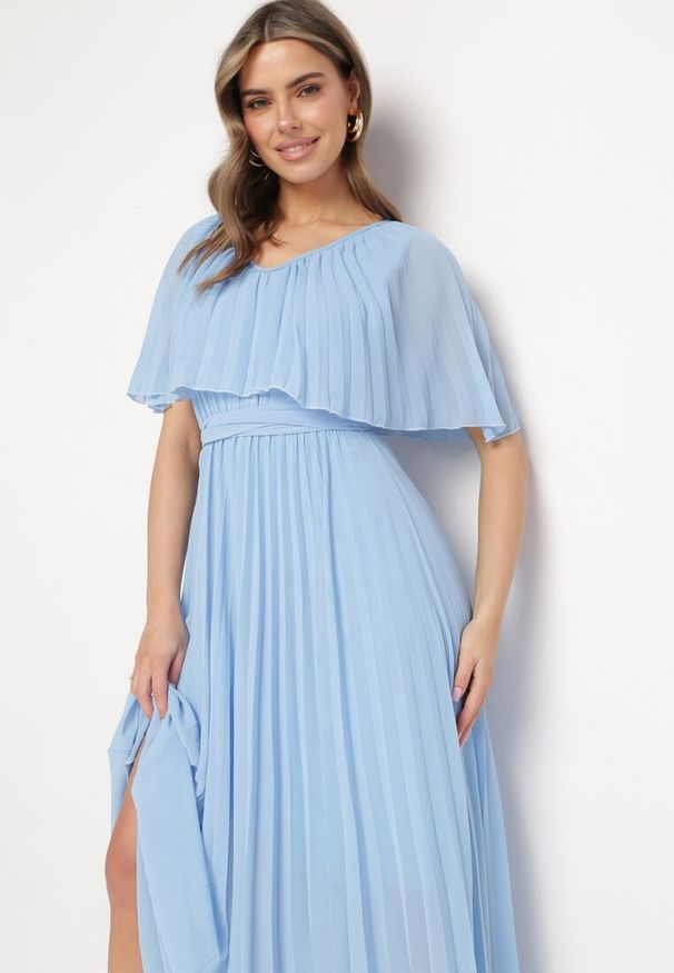 Born2be - Niebieska Sukienka Plisowana z Szeroką Falbaną Przy Dekolcie Dinara. Kolor: niebieski. Styl: wizytowy. Długość: maxi