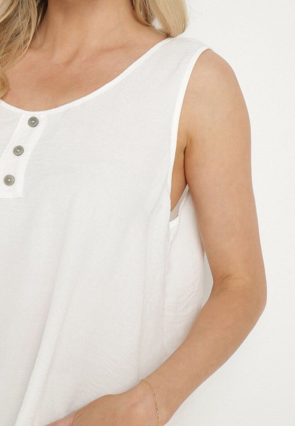 Born2be - Biały Top na Szerokich Ramiączkach Zdobiony Guzikami Jenadorea. Okazja: na co dzień. Kolor: biały. Materiał: jeans. Długość rękawa: na ramiączkach. Wzór: aplikacja. Sezon: lato. Styl: casual