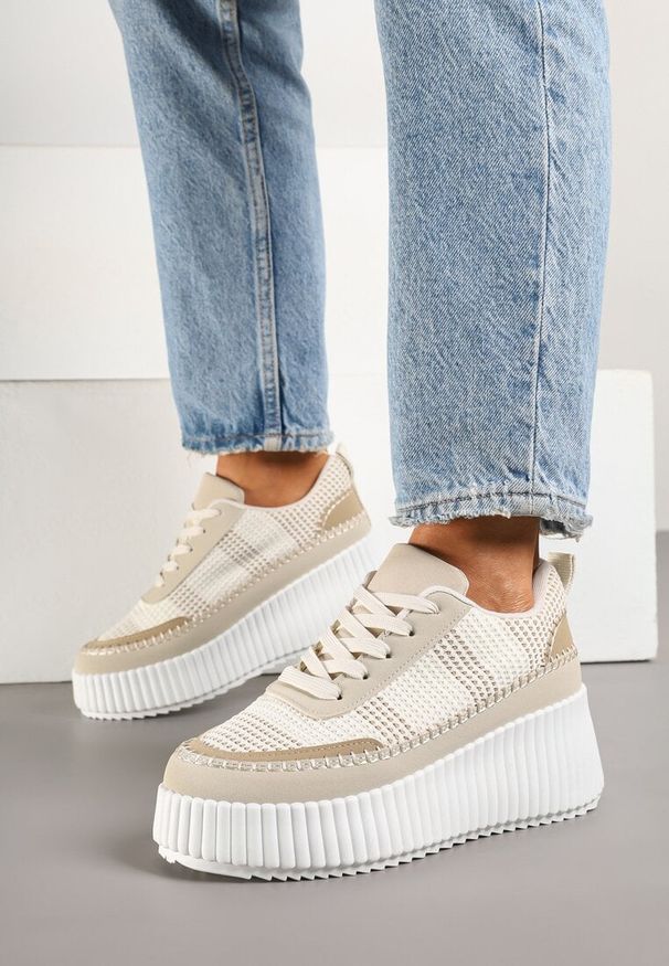 Renee - Beżowe Sneakersy na Tłoczonej Platformie z Ozdobnymi Przeszyciami Faloviela. Kolor: beżowy. Materiał: jeans. Obcas: na platformie