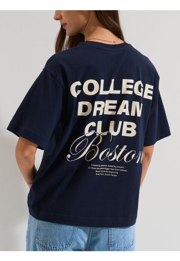 Sinsay - Bawełniana koszulka z napisem - granatowy. Kolor: niebieski. Materiał: bawełna. Wzór: napisy