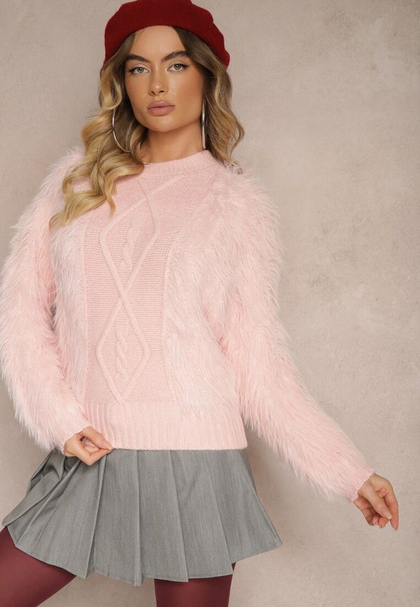 Renee - Różowy Sweter z Wełną o Fakturze Imitującej Pióra z Ozdobną Wstawką o Wzorzystym Splocie Mirirra. Okazja: na co dzień. Kolor: różowy. Materiał: wełna. Długość rękawa: długi rękaw. Długość: długie. Wzór: ze splotem. Styl: klasyczny, wizytowy, casual, elegancki