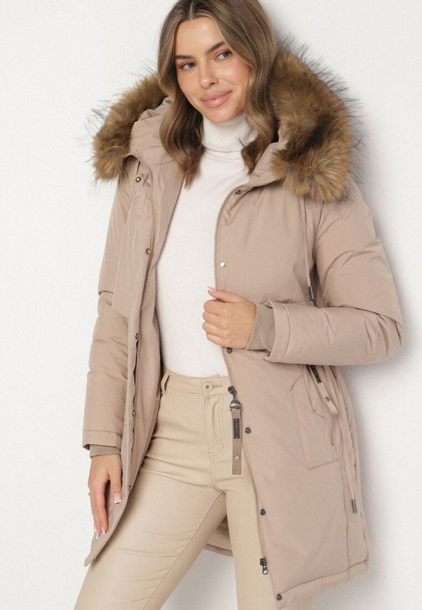 Born2be - Beżowa Casualowa Kurtka Parka z Kapturem z Futerkiem Nallorea. Okazja: na co dzień. Typ kołnierza: kaptur. Kolor: beżowy. Materiał: futro. Styl: casual