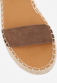Born2be - Brązowe Sandały z Ozdobą Klamrą i Jutową Platformą Riseth. Okazja: na co dzień. Zapięcie: klamry. Kolor: brązowy. Wzór: aplikacja. Obcas: na platformie. Styl: casual, elegancki #7