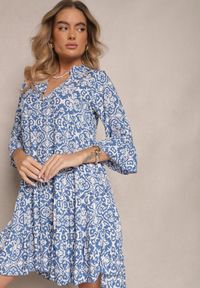 Renee - Niebieska Rozkloszowna Sukienka z Bawełny w Ornamentalny Wzór z Falbaną Lanariella. Typ kołnierza: kołnierz z falbankami. Kolor: niebieski. Materiał: bawełna. Typ sukienki: rozkloszowane