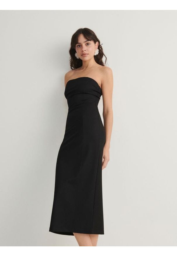 Reserved - Dopasowana sukienka midi - czarny. Kolor: czarny. Materiał: wiskoza, tkanina. Wzór: gładki. Długość: midi