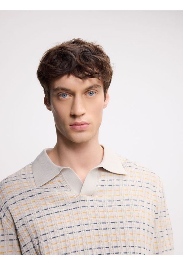 Reserved - Strukturalny sweter polo - beżowy. Typ kołnierza: polo. Kolor: beżowy. Materiał: bawełna