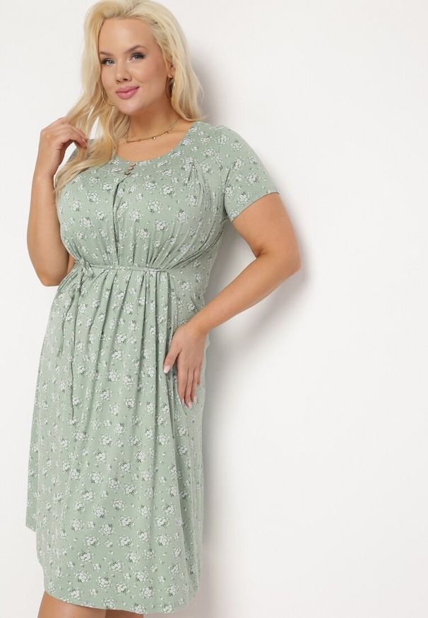 Born2be - Miętowa Sukienka Pudełkowa Midi z Dekoltem z Guzikami Grilacuna. Okazja: na co dzień. Kolor: miętowy. Wzór: aplikacja, kwiaty. Sezon: lato. Styl: casual. Długość: midi