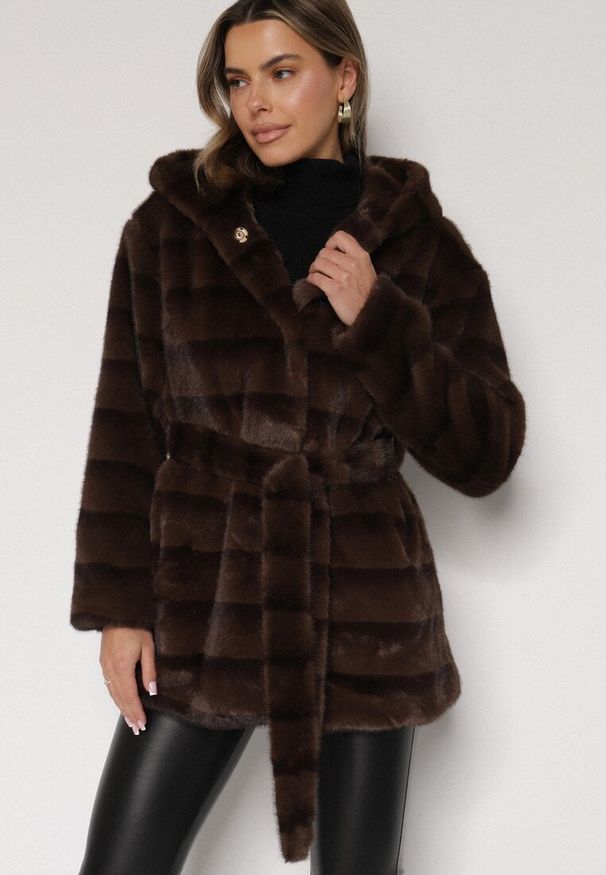 Born2be - Brązowa Futrzana Kurtka z Nieodpinanym Kapturem i Paskiem Zetova. Okazja: na co dzień. Kolor: brązowy. Materiał: futro. Styl: elegancki, klasyczny, casual