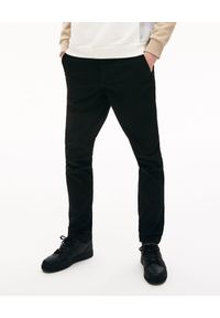 Lacoste - LACOSTE - Czarne spodnie chino Slim Ft. Kolor: czarny. Materiał: bawełna. Wzór: gładki, aplikacja. Styl: klasyczny, elegancki #1