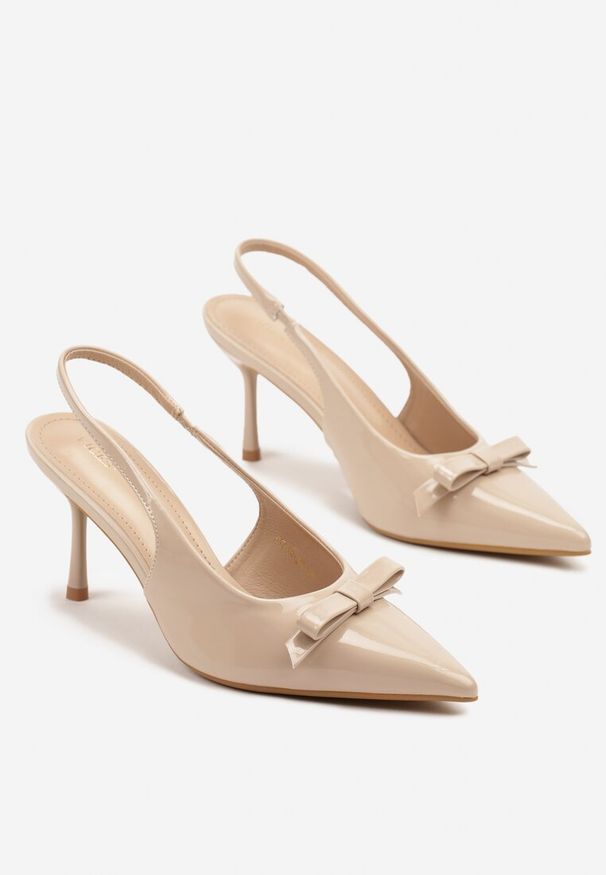 Renee - Ciemnobeżowe Lakierowane Sandały Szpilki Vices Typu Slingback z Kokardą Dorozia. Okazja: na co dzień, na spotkanie biznesowe. Kolor: beżowy. Materiał: lakier. Obcas: na szpilce. Styl: biznesowy, klasyczny, elegancki, casual. Wysokość obcasa: średni