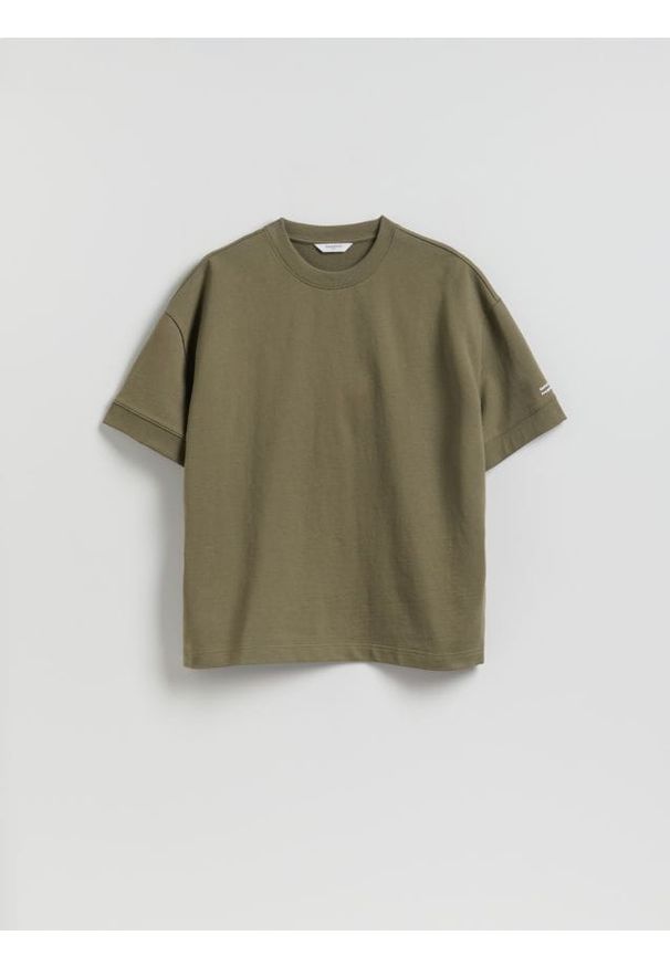 Reserved - T-shirt boxy z nadrukiem - oliwkowy. Kolor: oliwkowy. Materiał: dzianina, bawełna. Wzór: nadruk