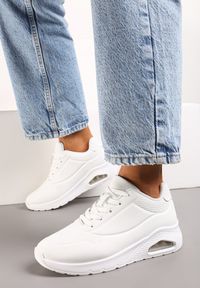 Born2be - Białe Sznurowane Sneakersy z Podeszwą Air z Ekoskóry Starpe. Okazja: na co dzień. Nosek buta: okrągły. Zapięcie: sznurówki. Kolor: biały. Materiał: jeans #1