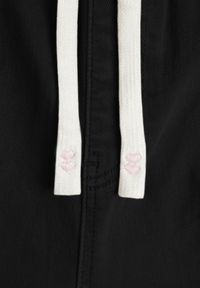 Renee - Czarne Jeansy Mom Fit z Bawełny ze Ściągaczem w Talii Carilera. Okazja: na co dzień. Kolor: czarny. Styl: sportowy, retro, casual #4