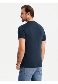 Ombre Clothing - Koszulka męska SLIM FIT z okrągłym dekoltem i logotypem – granatowa V2 OM-TSCT-0220 - XXL. Okazja: na co dzień. Kolor: niebieski. Materiał: bawełna, jersey, dzianina, elastan. Wzór: nadruk. Styl: casual