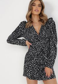 Born2be - Czarna Sukienka Kleosise. Kolor: czarny. Materiał: tkanina, poliester. Długość rękawa: długi rękaw. Typ sukienki: kopertowe. Długość: mini #5