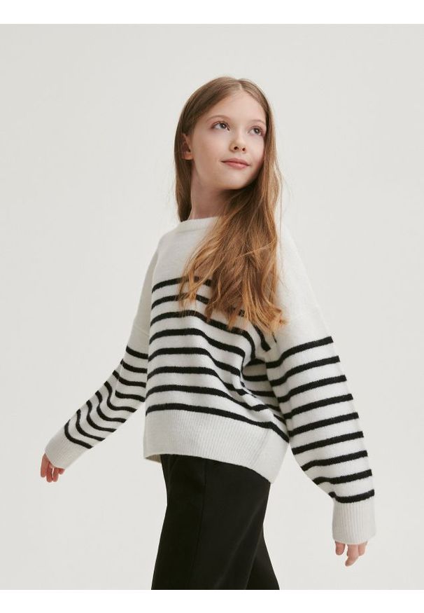Reserved - Sweter w paski - wielobarwny. Materiał: dzianina. Wzór: paski