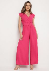 Born2be - Fuksjowy Kombinezon o Kopertowym Kroju z Plisami i Paskiem w Talii Salivania. Okazja: na co dzień. Kolor: różowy. Styl: elegancki, casual