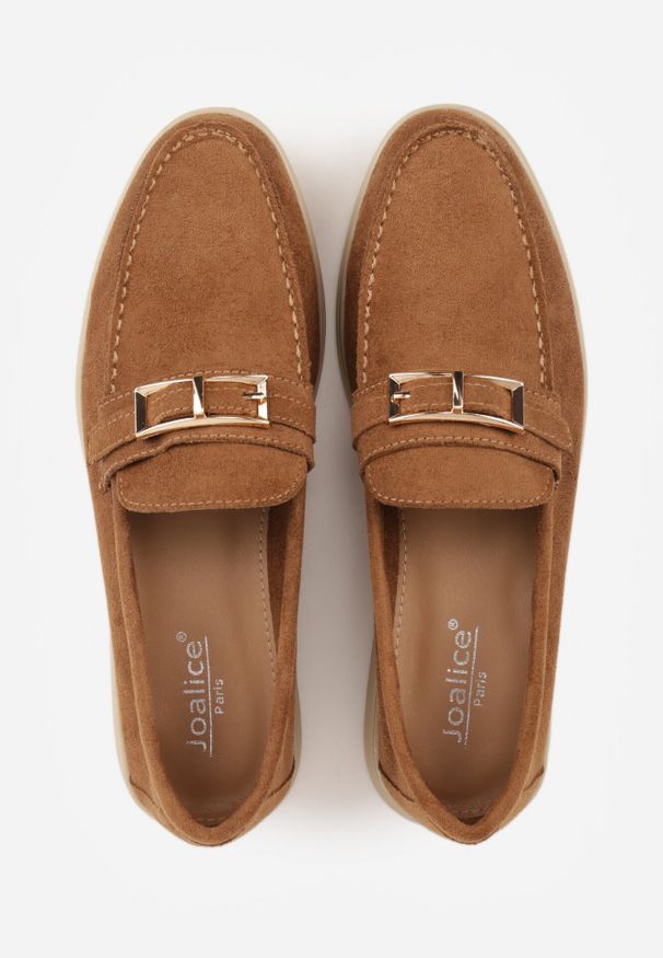 Born2be - Jasnobrązowe Mokasyny z Prostokątną Metaliczną Ozdobą Aeleorane. Nosek buta: okrągły. Zapięcie: klamry. Kolor: brązowy. Materiał: skóra, zamsz. Wzór: aplikacja. Obcas: na obcasie. Styl: klasyczny. Wysokość obcasa: niski