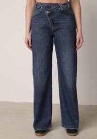 Born2be - Niebieskie Bawełniane Jeansy o Szerokim Kroju z Asymetrycznym Zapięciem Fezitera. Okazja: na co dzień, na spotkanie biznesowe, do pracy. Stan: podwyższony. Kolor: niebieski. Styl: casual, biznesowy, elegancki #1