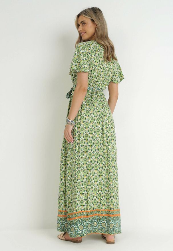 Born2be - Zielona Sukienka z Wiskozy w Etno Wzór z Gumką i Paskiem w Talii Lucassa. Kolor: zielony. Materiał: wiskoza. Styl: etno