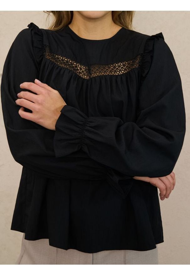 Sinsay - Bluzka z falbankami i ażurową wstawką - czarny. Typ kołnierza: kołnierz z falbankami. Kolor: czarny. Wzór: ażurowy