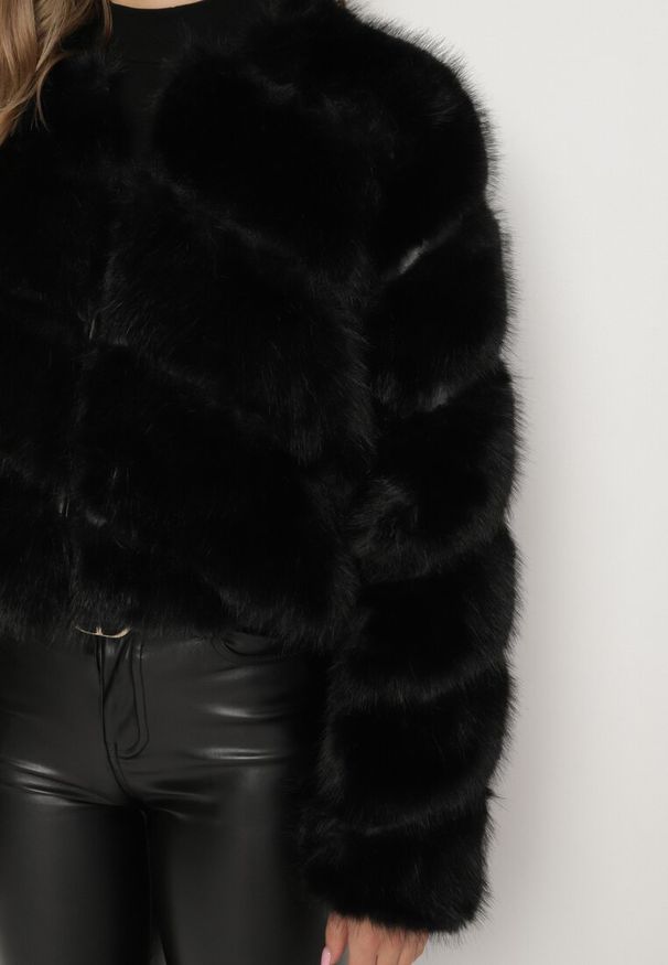 Born2be - Czarna Krótka Kurtka z Futerkiem na Haftki Loreinda. Okazja: na co dzień. Kolor: czarny. Materiał: futro. Długość: krótkie. Styl: casual, elegancki