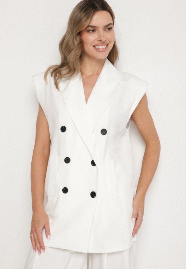 Born2be - Biała Kamizelka Garniturowa z Usztywnionymi Ramionami Ellavessa. Okazja: na co dzień. Kolor: biały. Materiał: jeans. Styl: elegancki, casual