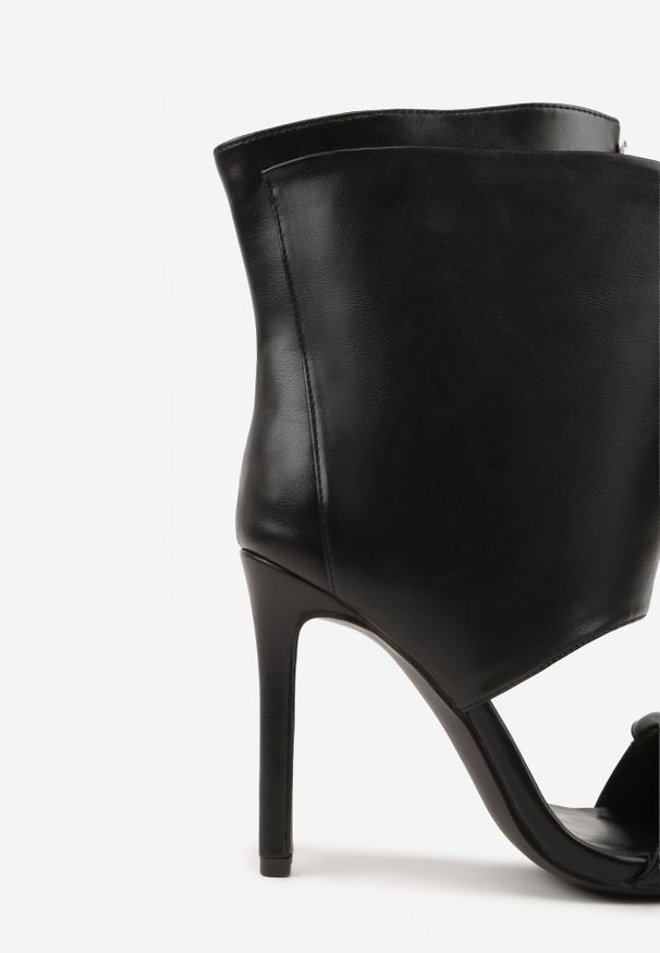 Born2be - Czarne Sandały w Stylu Botków z Ozdobnymi Klamrami Neamerephis. Okazja: na co dzień. Zapięcie: klamry. Kolor: czarny. Materiał: skóra. Wzór: gładki, aplikacja. Styl: casual