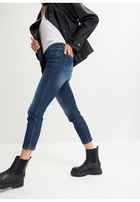 bonprix - "Dżinsy ""komfort-stretch"" z rozcięciami, dł. 7/8". Kolor: niebieski. Styl: sportowy #1