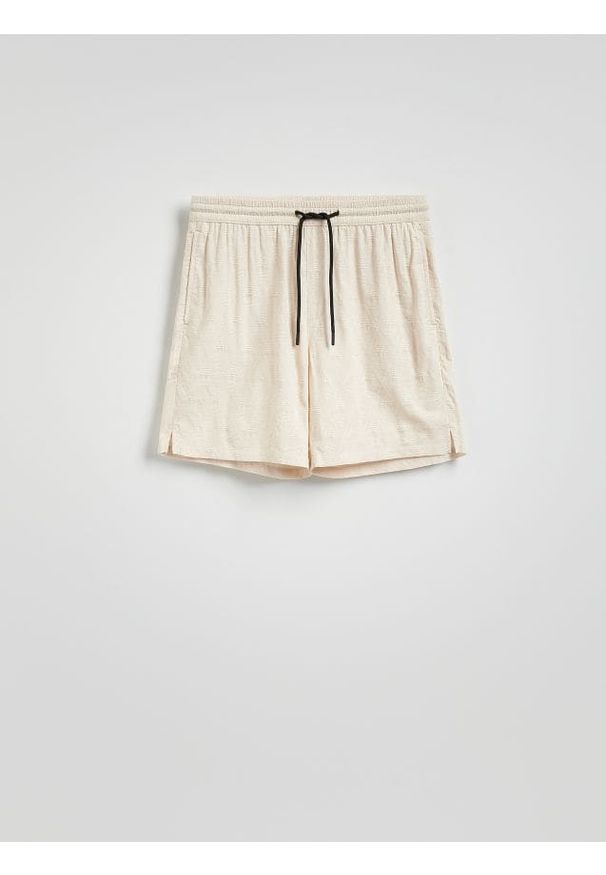 Reserved - Szorty slim fit - kremowy. Kolor: kremowy. Materiał: tkanina, wiskoza