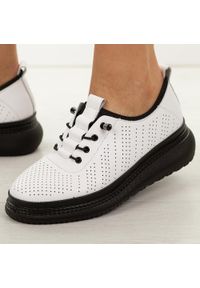 Białe ażurowane skórzane półbuty damskie Jezzi 135. Okazja: na co dzień. Nosek buta: okrągły. Kolor: biały. Materiał: skóra. Szerokość cholewki: normalna. Sezon: wiosna, lato, jesień. Obcas: na platformie. Styl: casual, klasyczny #1