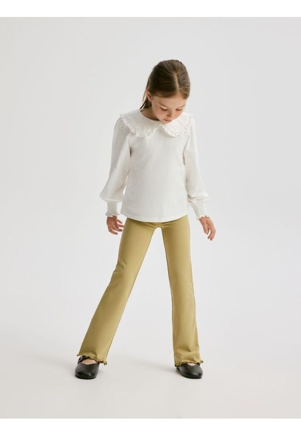 Reserved - Legginsy flare - oliwkowy. Kolor: oliwkowy. Materiał: dzianina, bawełna