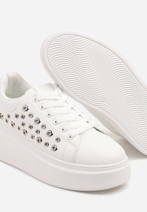 Renee - Białe Sneakersy na Niskiej Platformie z Aplikacjami przy Cholewce Maristia. Okazja: na co dzień. Nosek buta: okrągły. Kolor: biały. Szerokość cholewki: normalna. Wzór: aplikacja. Sezon: lato, wiosna. Obcas: na platformie