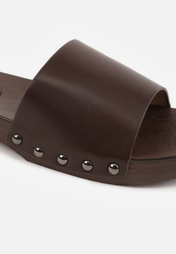 Renee - Ciemnobrązowe Klapki Ozdobione po Bokach Nitami Neameronei. Kolor: brązowy. Materiał: jeans, skóra. Wzór: aplikacja