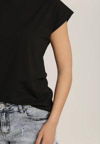 Renee - Czarny T-shirt Prixelis. Kolor: czarny. Materiał: jeans, bawełna. Długość rękawa: krótki rękaw. Długość: krótkie. Wzór: gładki. Styl: klasyczny, sportowy