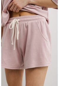 Marsala - Szorty welurowe w kolorze DUSTY PINK - PETREY. Kolor: różowy. Materiał: welur. Wzór: gładki. Sezon: wiosna, lato. Styl: sportowy #1