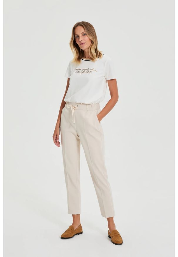 MOODO - Spodnie z nogawkami w kant beżowe. Kolor: beżowy. Materiał: poliester, bawełna, elastan